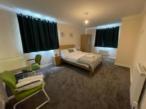 The Iris house is close to city centre and is ideal for tourists, visiting family members or work related activities including contractors